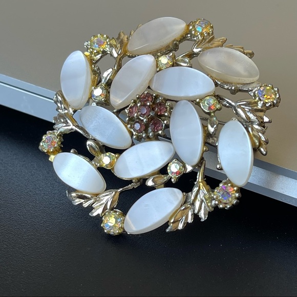 Vintage crystal flower round elegant victorian brooch - Picture 1 of 14